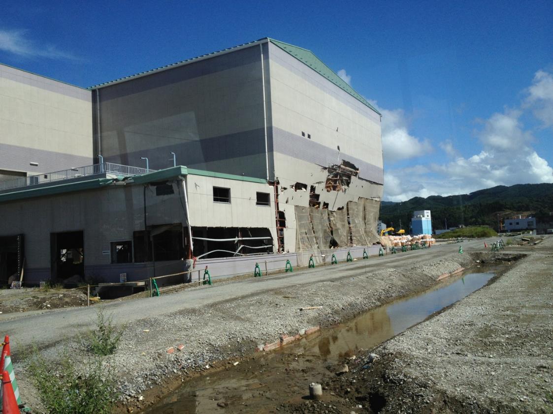 被災した建物の写真。本人の講話資料より。