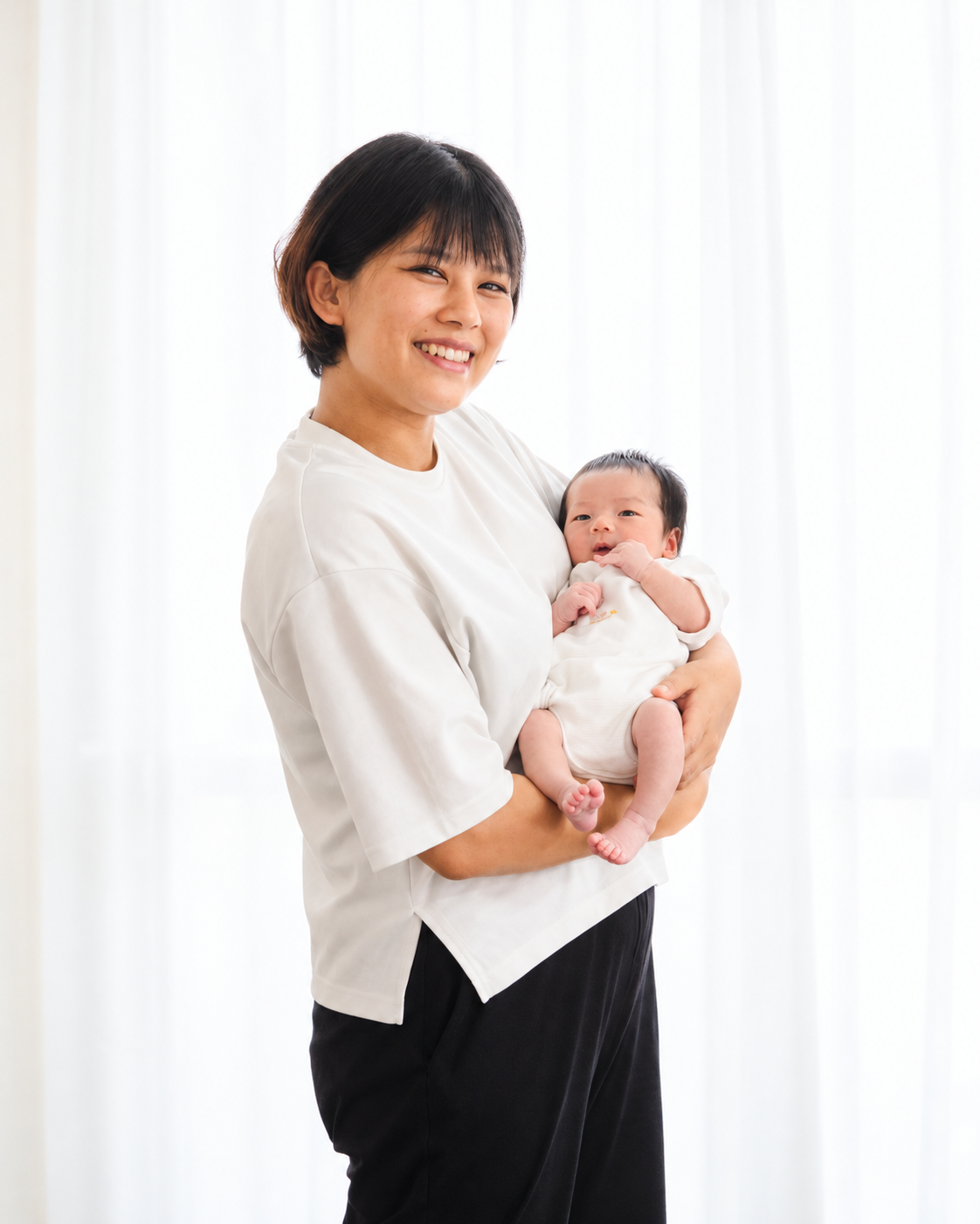 赤ちゃんを抱く久保玲奈